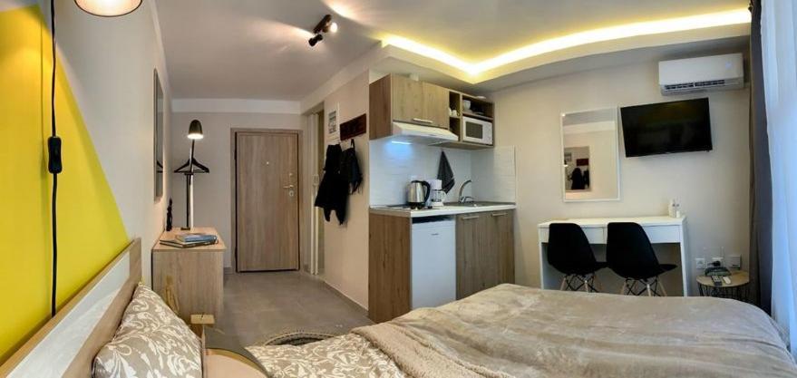 Center Deluxe Studio Apartment Tesalonika Bagian luar foto